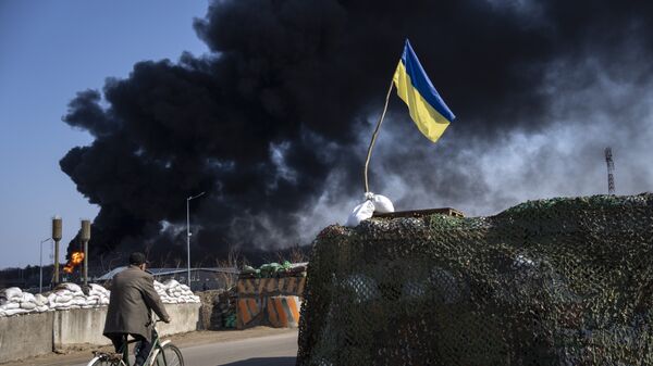 Киев склад горючего горит флаг Украины
