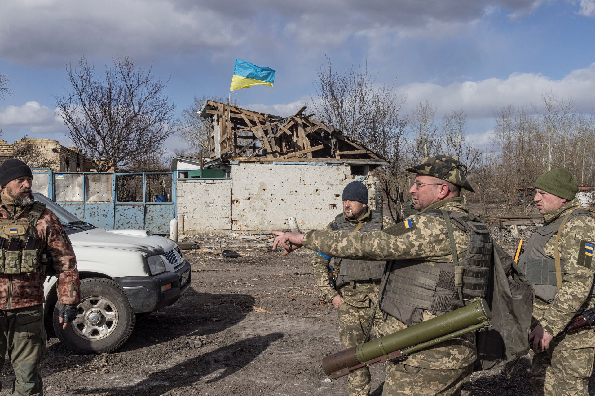 Украинские военные стоят в селе Лукьяновка под Киевом Украина - РИА Новости, 1920, 04.04.2022