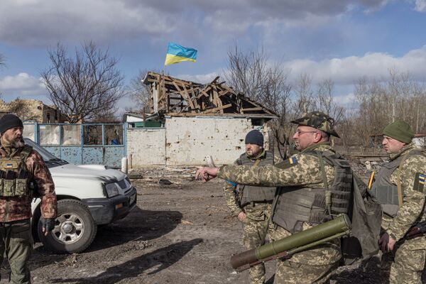 Украинские военные стоят в селе Лукьяновка под Киевом Украина