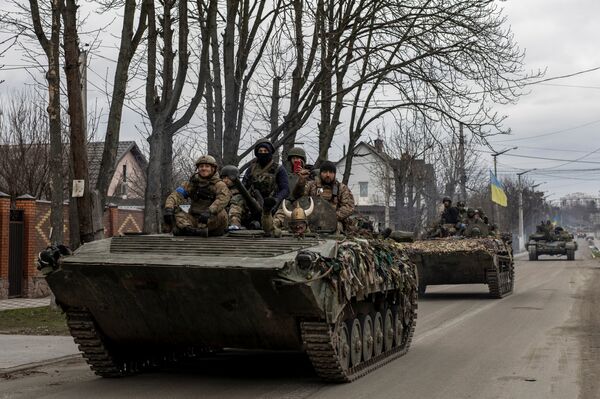 Украинские солдаты на танках в Буче Украина