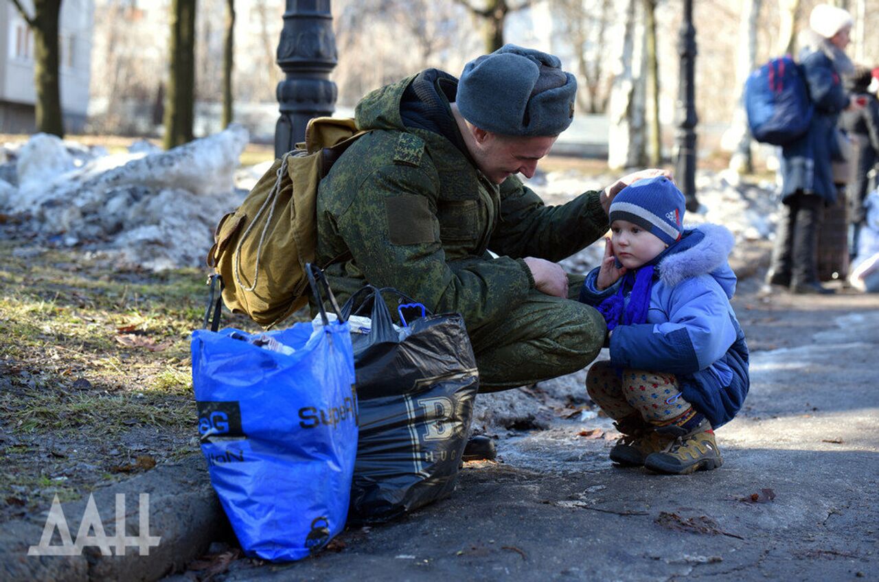 Солдат прощается с ребенком