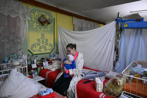 Девушка с ребенком в родильном доме №2 Мариуполя, который находится в подвале в Левобережном районе