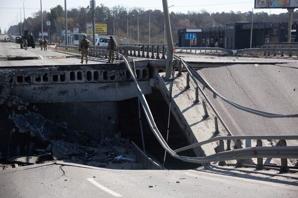 Разрушенный мост автомобиль разбитый обрушение