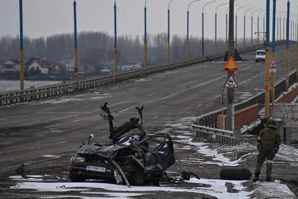 Разрушенный автомобиль у моста через реку Днепр в окрестностях Херсона.