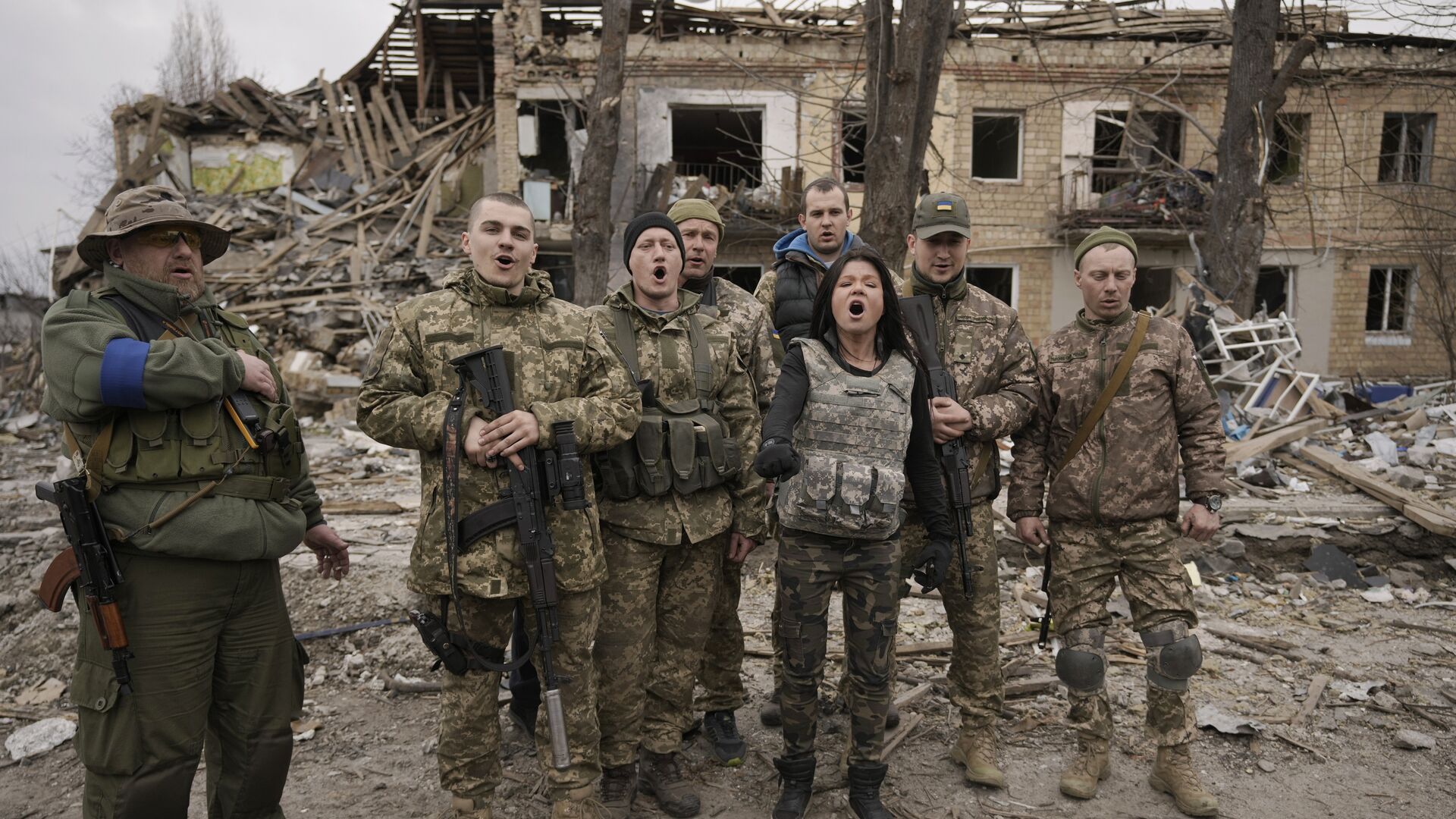 ВСУ поют гимн украинские военнослужащие Бородянка националисты ВСУ поют гимн украинские военнослужащие Бородянка националисты - РИА Новости, 1920, 13.04.2022