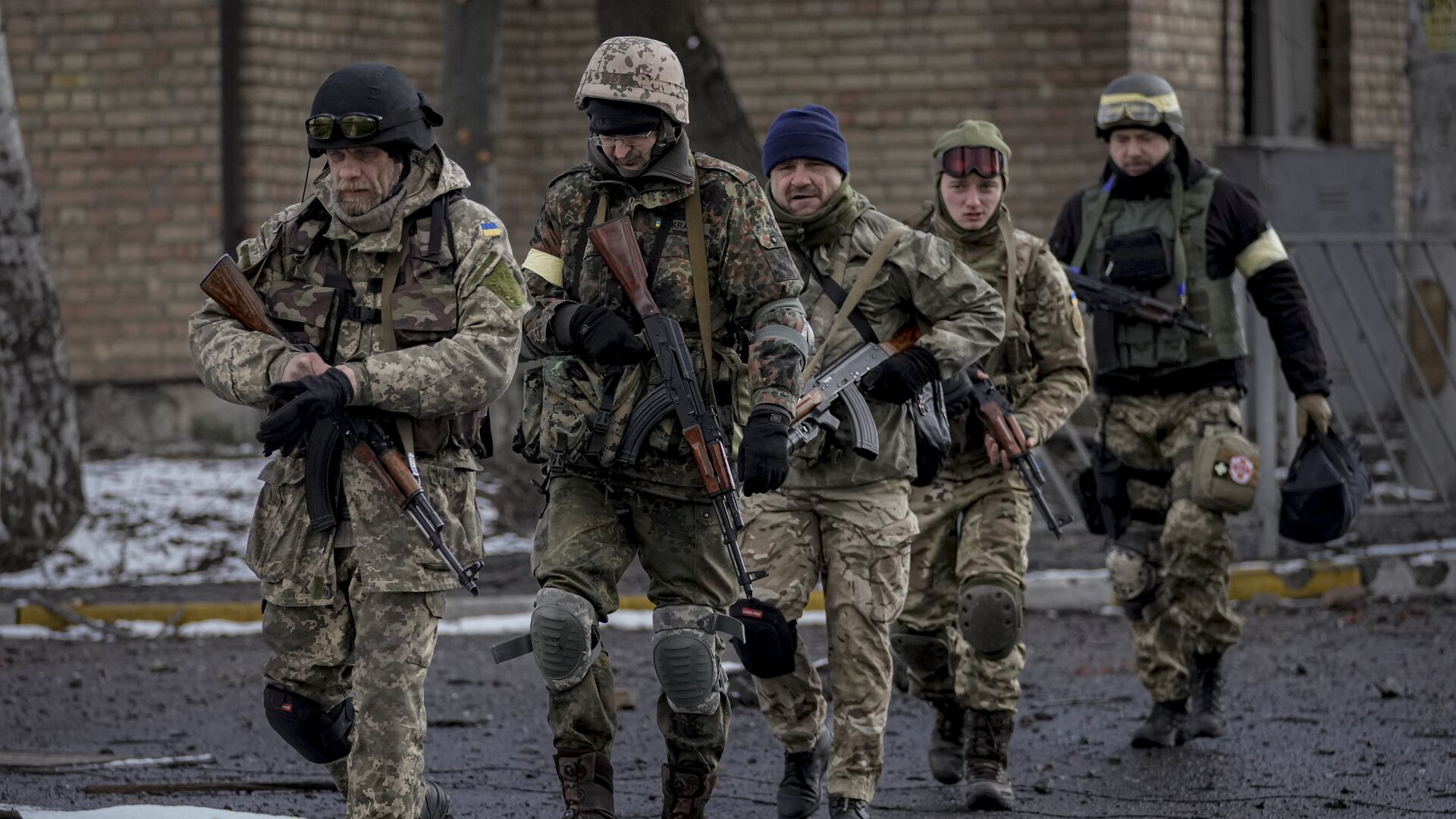 Украинские военнослужащие идут в Ирпене, на окраине Киева, Украина, вторник, 8 марта 2022 г ВСУ националисты оружие - РИА Новости, 1920, 24.05.2022