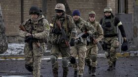 Украинские военнослужащие идут в Ирпене, на окраине Киева, Украина, вторник, 8 марта 2022 г ВСУ националисты оружие