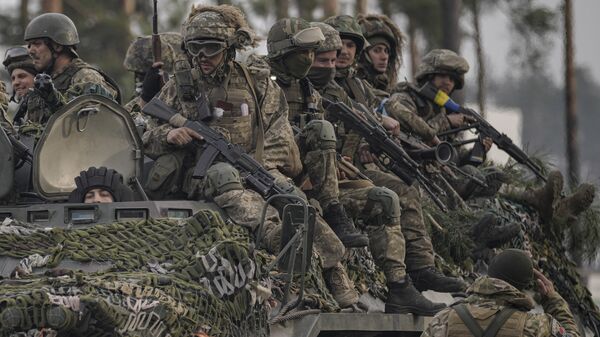 Украинские военнослужащие едут на бронетранспортере под Киевом, Украина всу бтр оружие