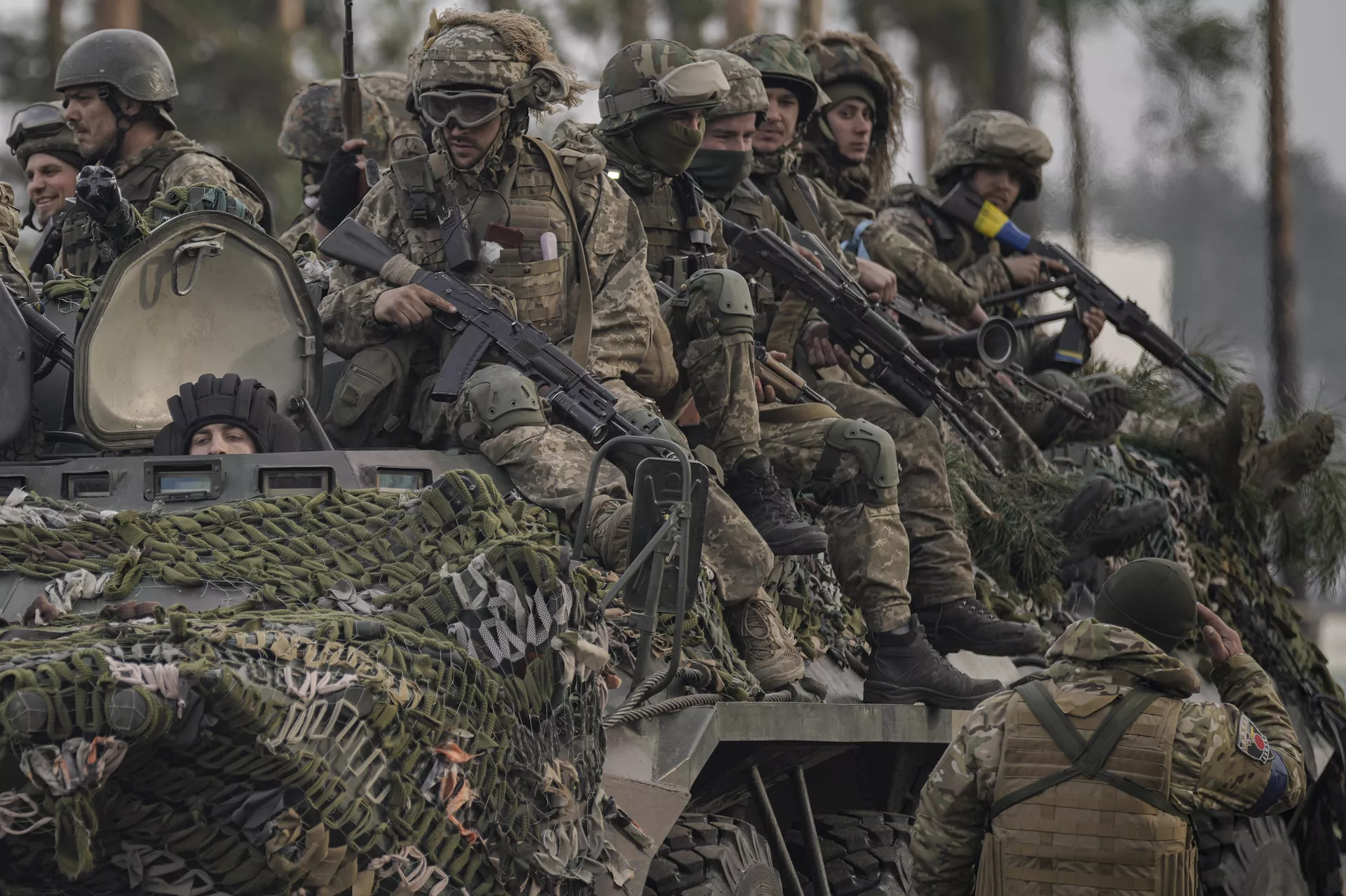 Украинские военнослужащие едут на бронетранспортере под Киевом, Украина всу бтр оружие Украинские военнослужащие едут на бронетранспортере под Киевом, Украина всу бтр оружие - РИА Новости, 1920, 10.04.2025