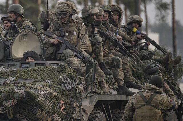 © AP / Vadim Ghirda / Украинские военнослужащие едут на бронетранспортере под Киевом, Украина всу бтр оружие Мародерство, насилие и расправы. Непридуманные преступления ВСУ в Курской области