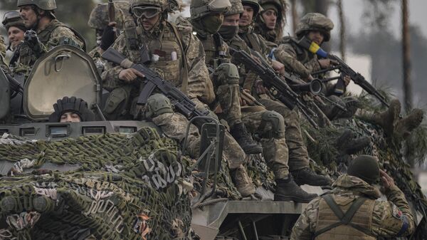 Украинские военнослужащие едут на бронетранспортере под Киевом, Украина всу бтр оружие