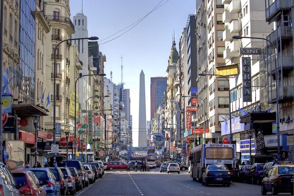 Буэнос-Айрес Аргентина улица автомобили вид дома вывески