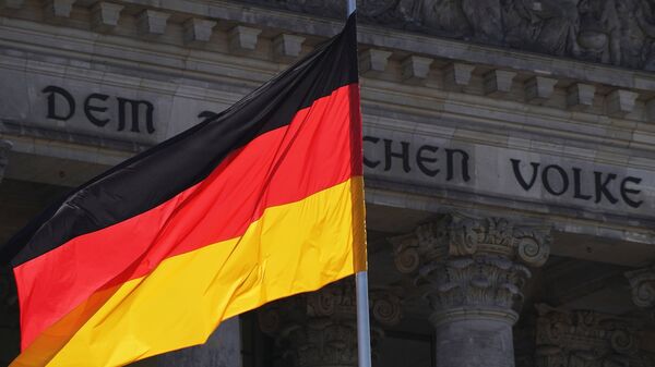 Флаг Германии у здания Рейхстага в Берлине