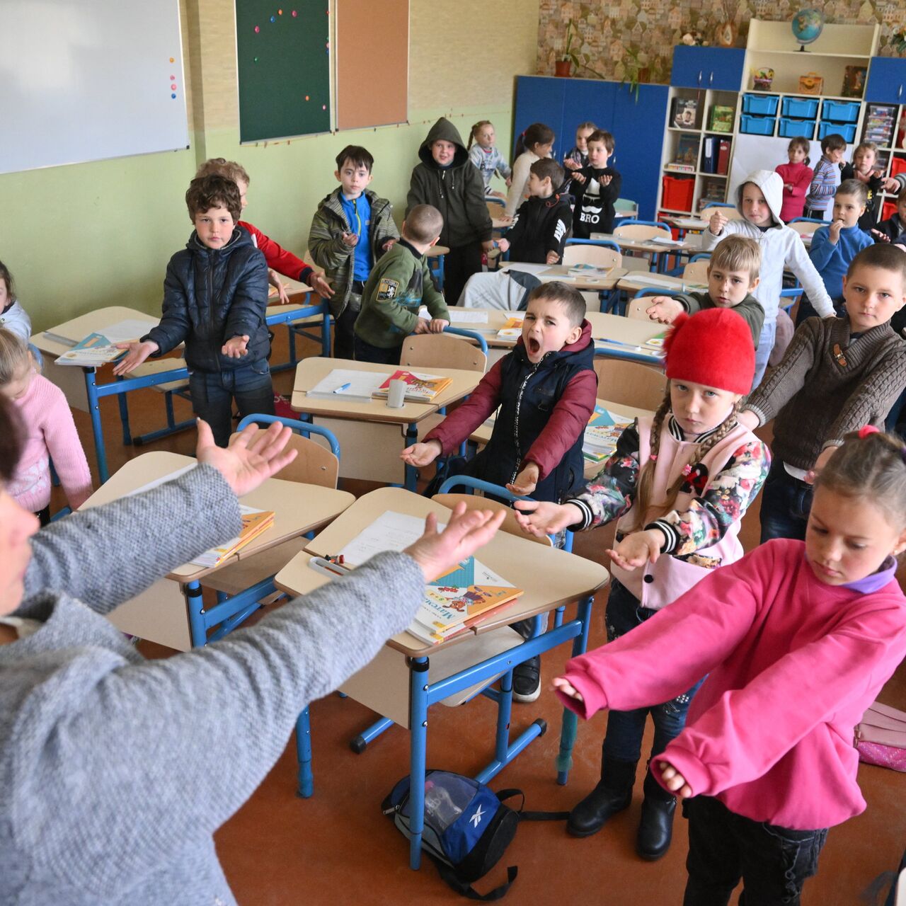 Первое сентября в освобождённом Мариуполе. Теперь здесь разрешено учиться и  говорить на родном языке - 13.12.2023 Украина.ру