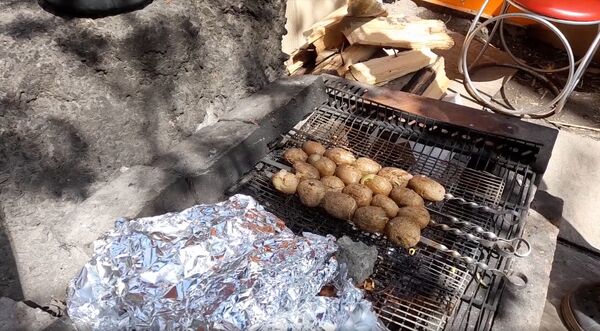 Мариуполь жители еда костер картошка печеная