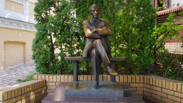Памятник писателю Михаилу Булгакову в Киеве. Памятник писателю Михаилу Булгакову в Киеве.