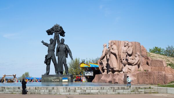 Монумент трудящихся, являющийся элементом Арки Дружбы народов, в Крещатом парке в Киев