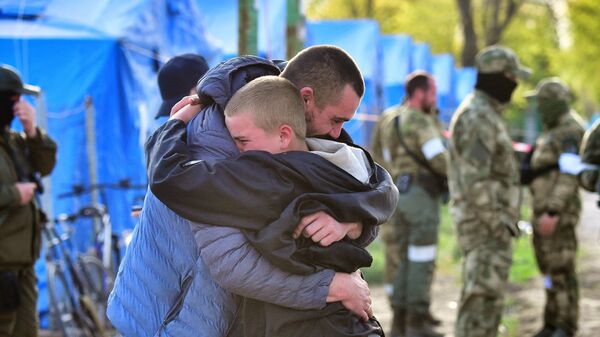 Эвакуированные из района Азовстали мирные жители в селе Безыменное 