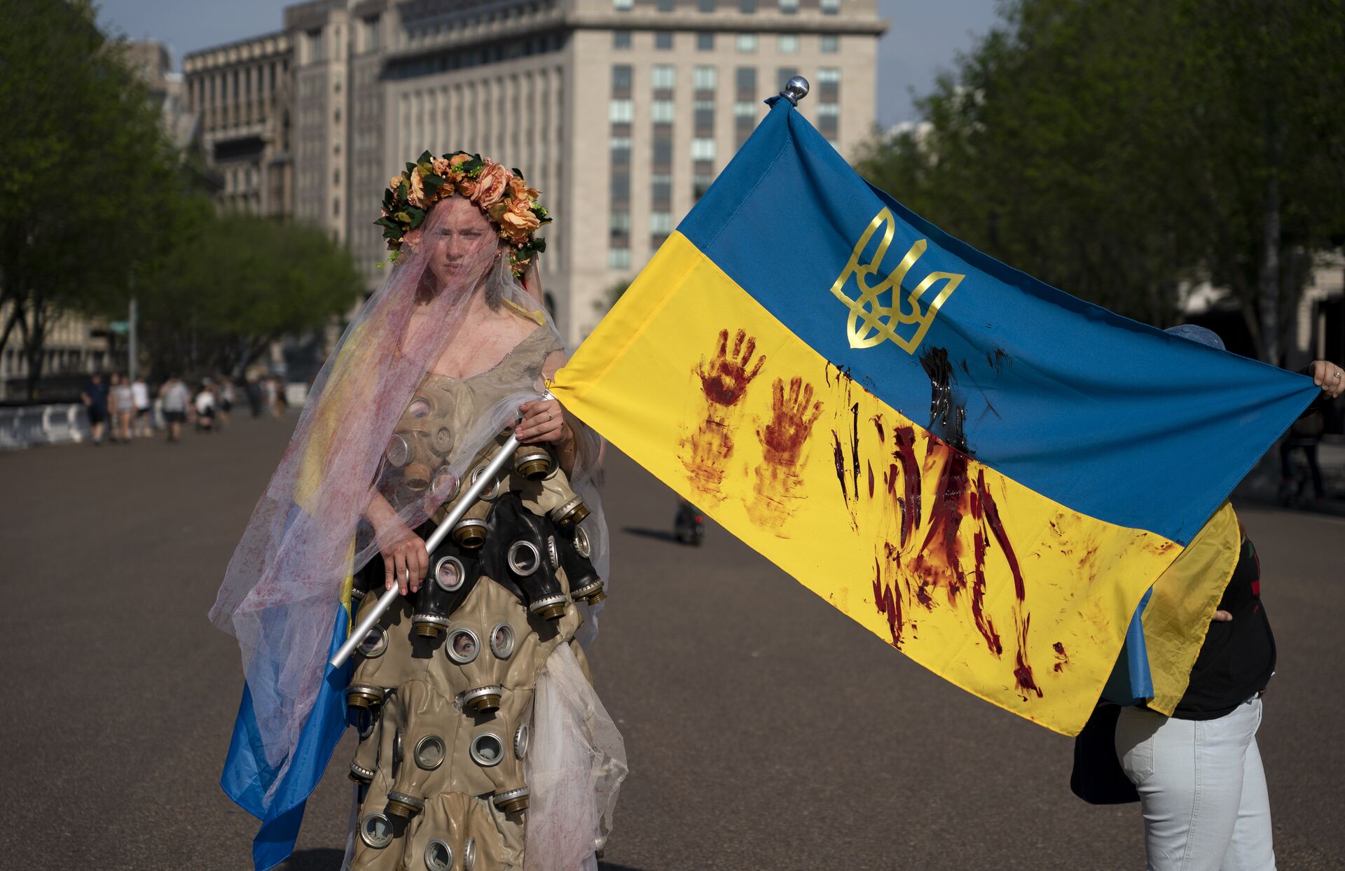 девушка украинка флаг украины с кровь отпечатки руки противогазы перед Белым Домом в Вашингтоне - РИА Новости, 1920, 04.05.2022