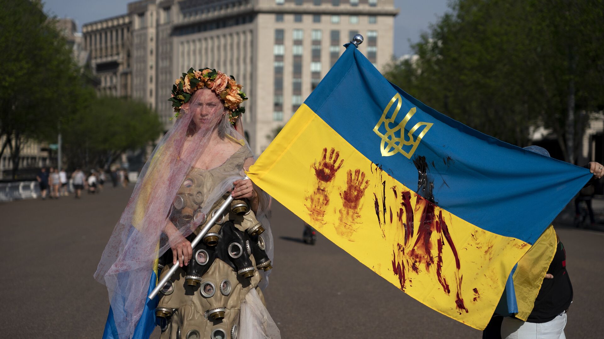 девушка украинка флаг украины с кровь отпечатки руки противогазы перед Белым Домом в Вашингтоне - РИА Новости, 1920, 15.11.2023