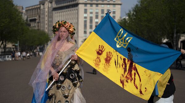 девушка украинка флаг украины с кровь отпечатки руки противогазы перед Белым Домом в Вашингтоне