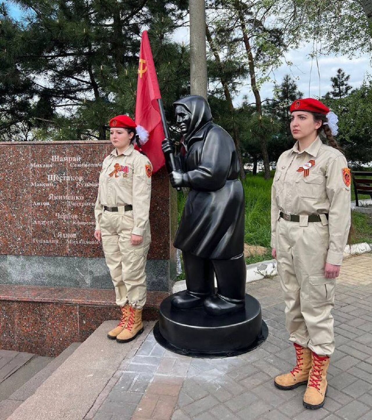 Памятники знаменам. Памятник в Мариуполе бабушке с флагом России. Памятник бабушка со знаменем в Мариуполе. Памятник бабушке с красным флагом в Мариуполе. Бабушка с советским флагом памятник в Мариуполе.