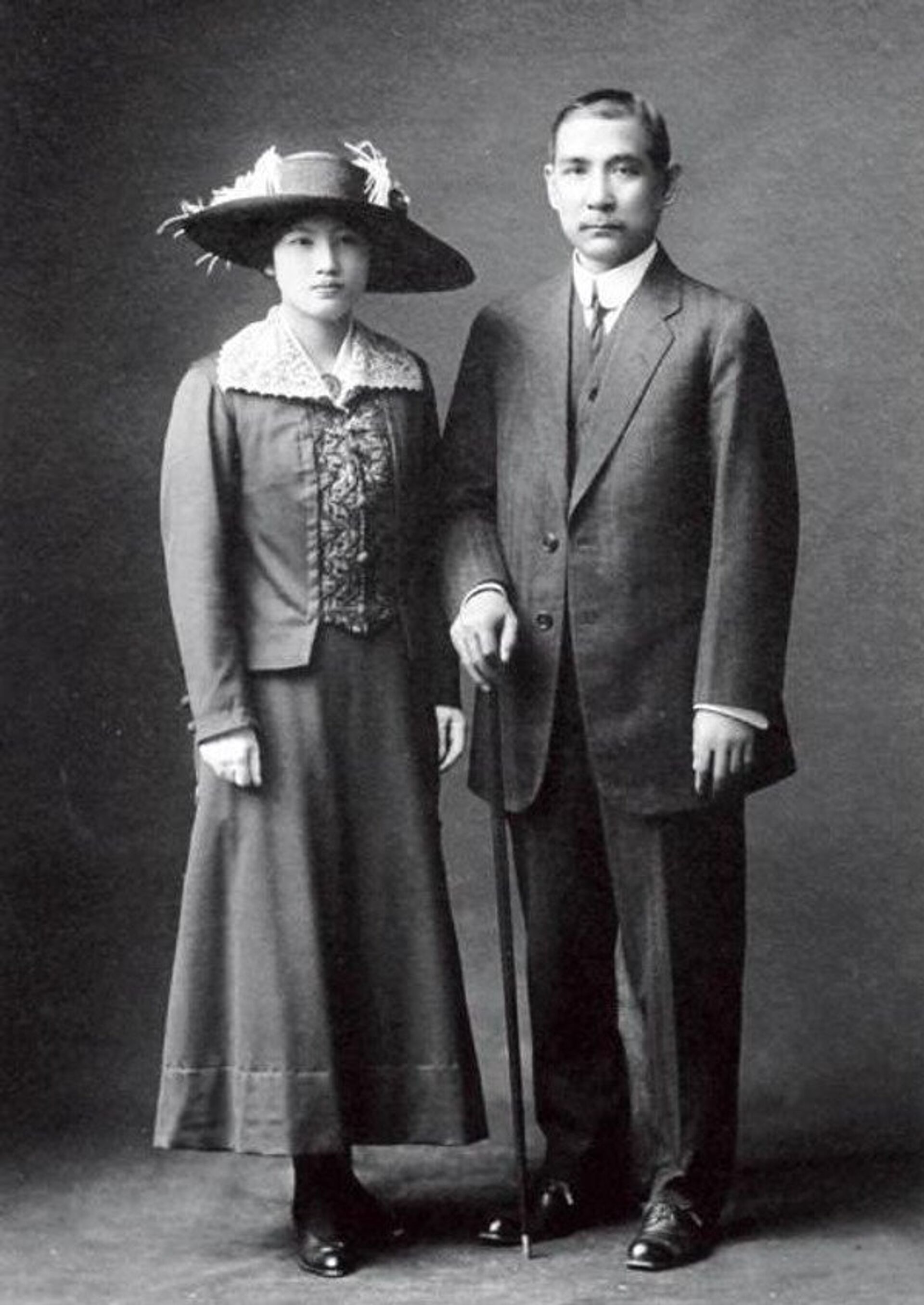 Сунь Ятсен и его жена Сун Цинлин в 1924 году - РИА Новости, 1920, 13.07.2022