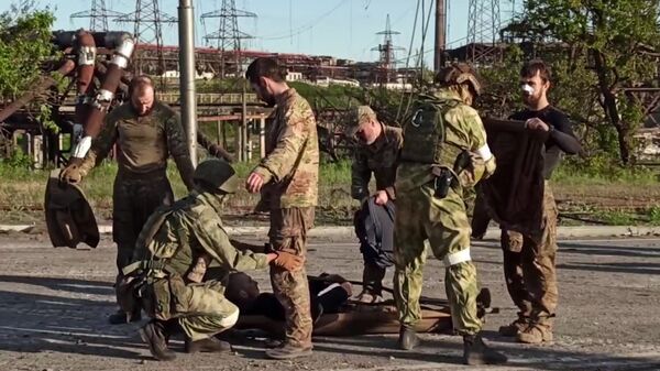Сдача в плен украинских военных и боевиков с Азовстали в Мариуполе