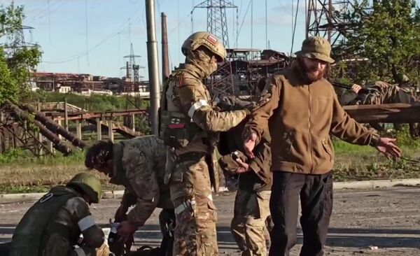 Сдача в плен украинских военных и боевиков с Азовстали в Мариуполе