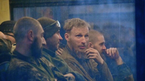 Сдавшихся в плен украинских военных и боевиков доставили в СИЗО в Еленовку
