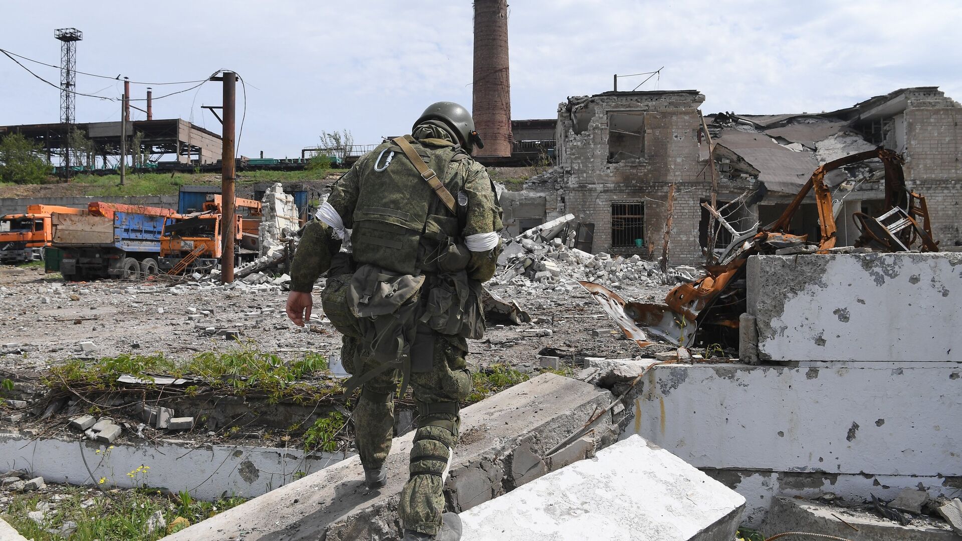 Разминирование территории комбината Азовсталь в Мариуполе Разминирование территории комбината Азовсталь в Мариуполе - РИА Новости, 1920, 27.07.2025