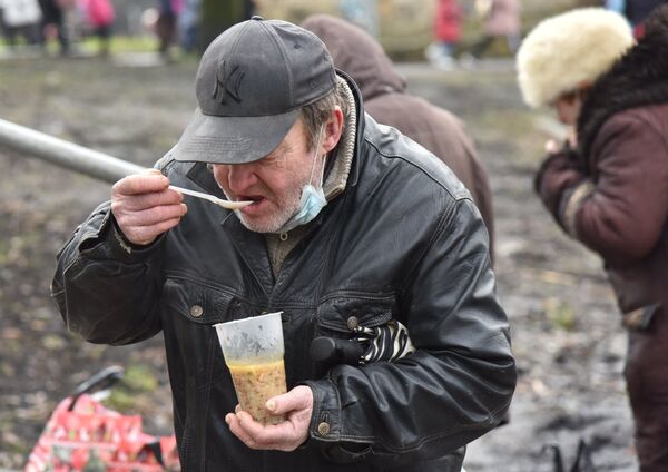Раздача еды малоимущим на Украине, голод