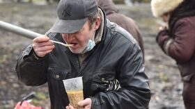 Раздача еды малоимущим на Украине, голод