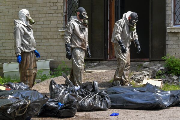 Похоронная команда вывозит тела для захоронения в городе Рубежное. 