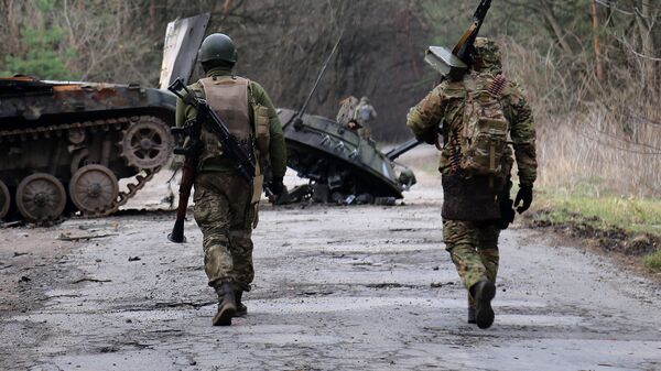 ВСУ украинский военнослужащий партизан лес танк подбитый оружие