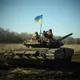 ВСУ танк флаг украинский военнослужащий оружие