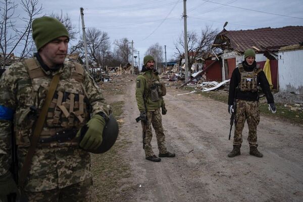 ВСУ разрушенная деревня село населенный пункт оружие военнослужащий украинский