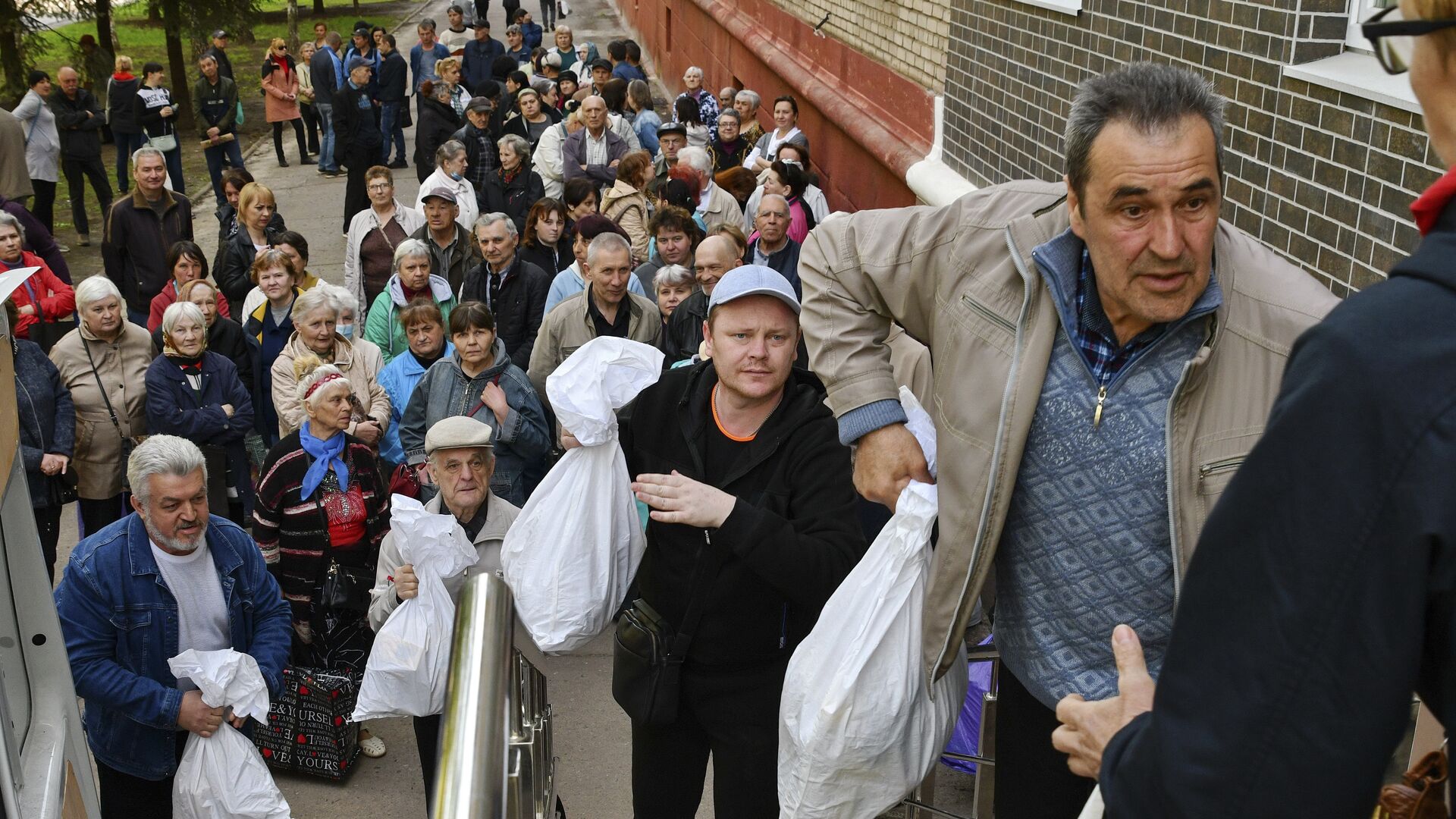 Люди стоят в очереди за гуманитарной помощью в Краматорске, Украина - РИА Новости, 1920, 31.05.2022