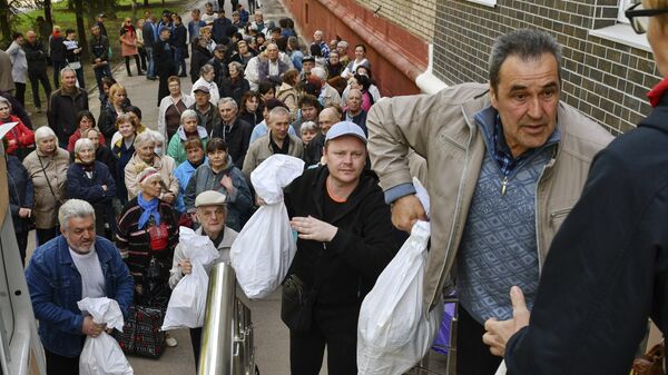 Люди стоят в очереди за гуманитарной помощью в Краматорске, Украина