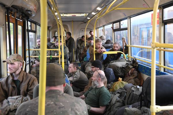 Сдавшихся в плен украинских военных и боевиков доставили в СИЗО в Еленовку Сдавшихся в плен украинских военных и боевиков доставили в СИЗО в Еленовку