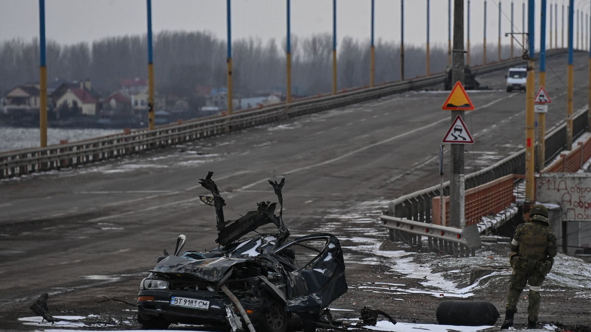 Разрушенный автомобиль у моста через реку Днепр в окрестностях Херсона - РИА Новости, 1920, 08.03.2023