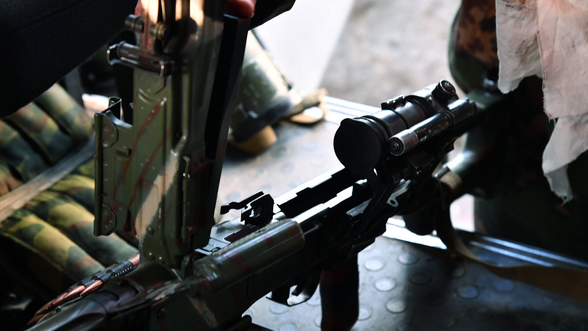 Чистка оружия бойцами снайперского взвода МВД ЛНР - РИА Новости, 1920, 03.06.2022