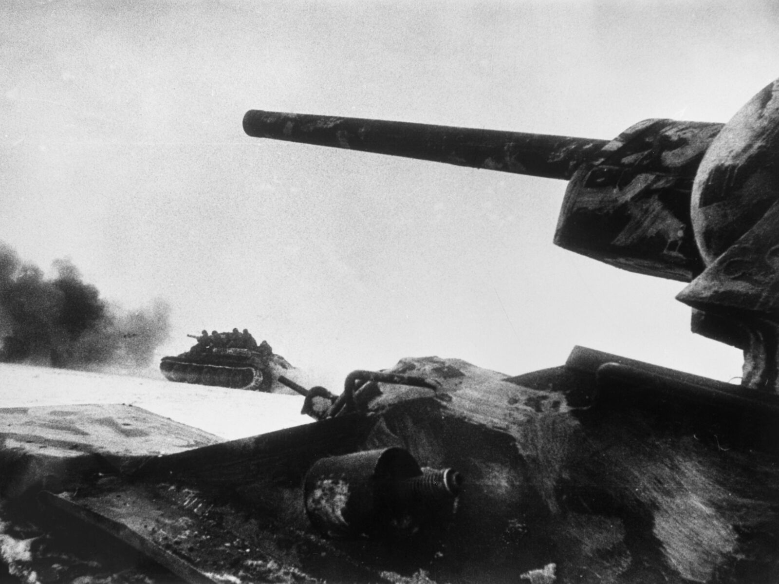 Советский танк 1943 года. Т-34 В бою ВОВ. Танк т-34 в бою. Танк т 34 ВОВ.