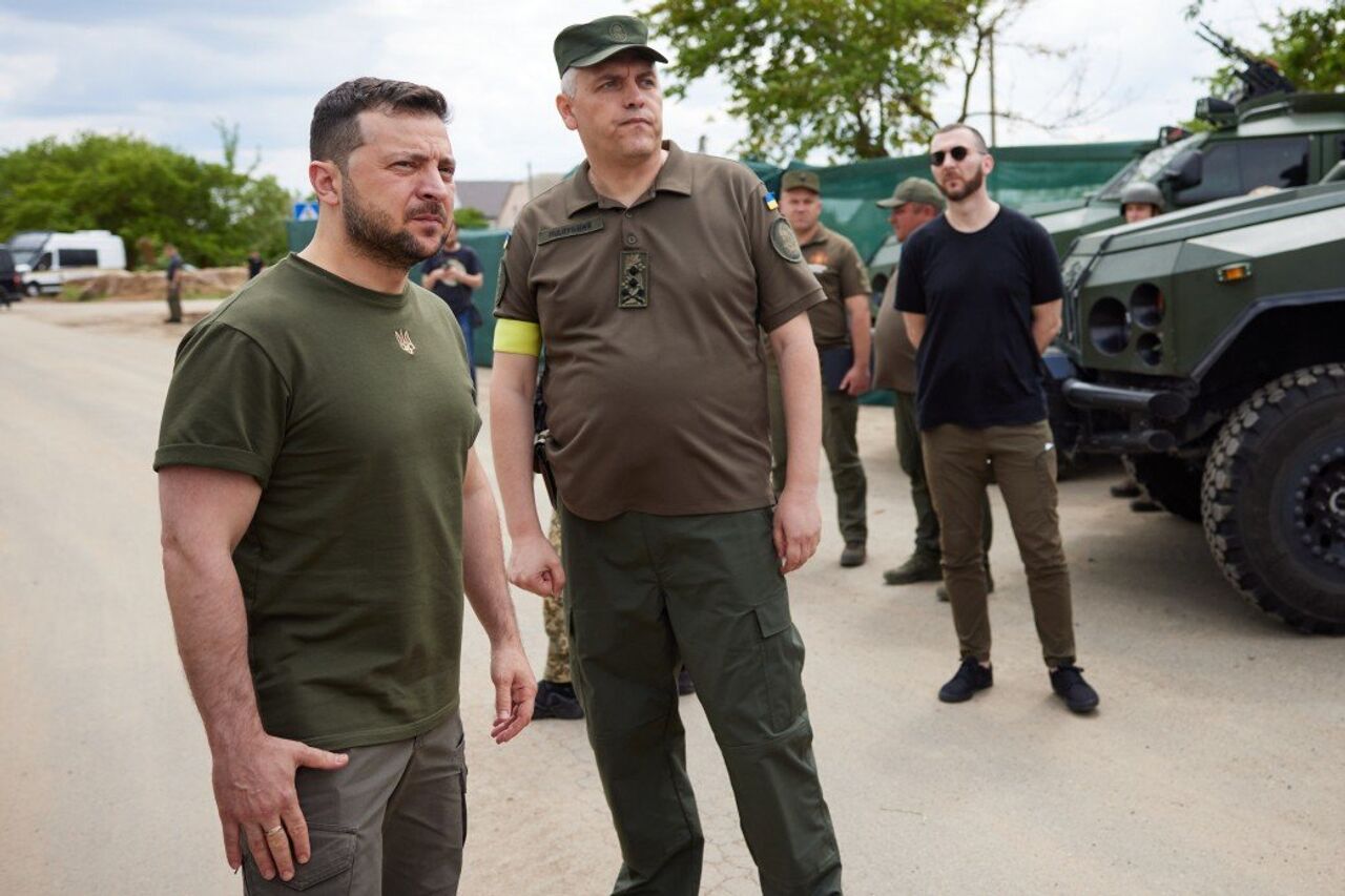 Фото зеленского в зеленой футболке