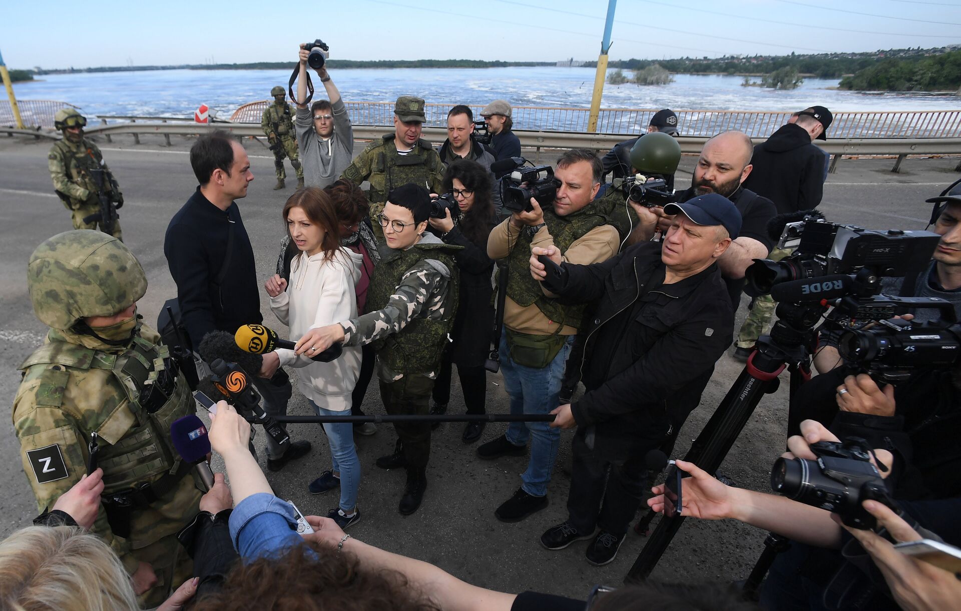 Нападение на журналиста. Военный журналист. Российские военные журналисты. Российские военные корреспонденты. Украинский журналист.