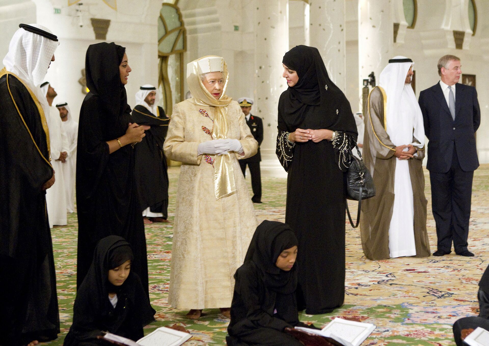 Можно ли голосовать мусульманам. Одежда для хаджа для женщин. Женщины в мечети. Светские мусульмане. Мусульманка в мечети.
