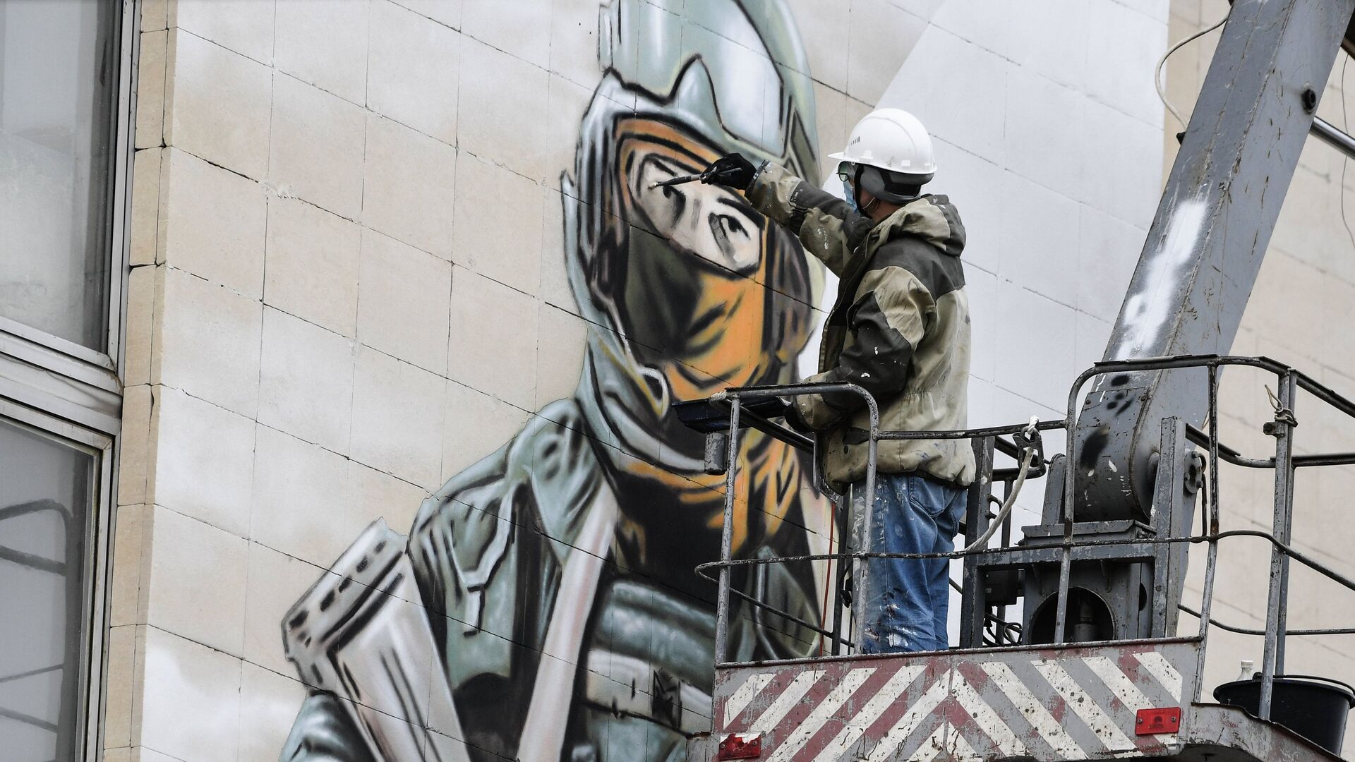 В Симферополе появилось граффити с российским военным - РИА Новости, 1920, 22.06.2022