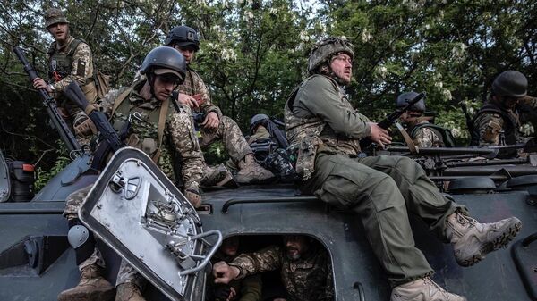 "Ждете русских?": Украинские военные допрашивают жителей Артемовска, оставшихся в городе
