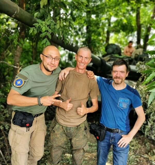 Слева направо - Алексей Носов, боец НМ ДНР, Ростислав Антонов